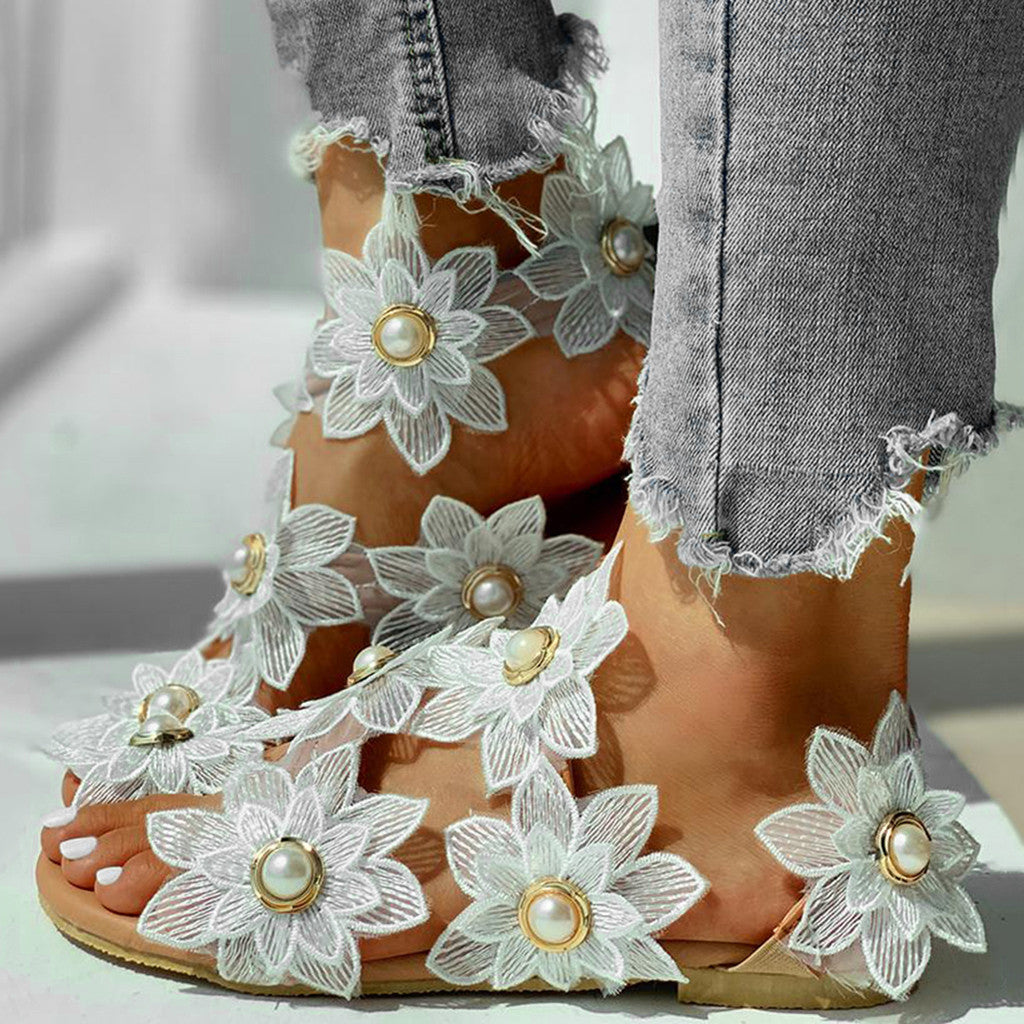 Elegante en gedetailleerde ondersteunende zomersandalen