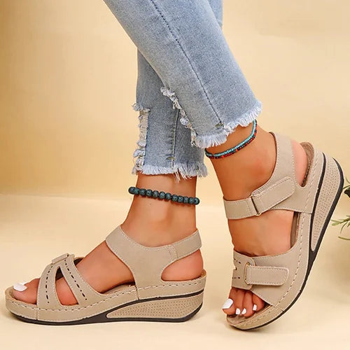 Duurzame orthopedische zomersandalen