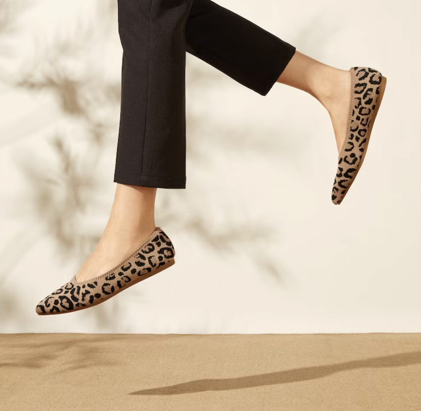 Elegante en gedetailleerde ondersteunende zomersandalen