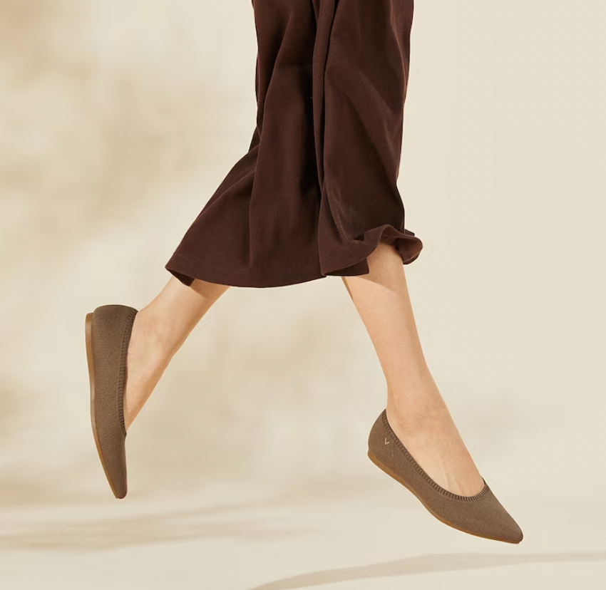 Elegante en gedetailleerde ondersteunende zomersandalen