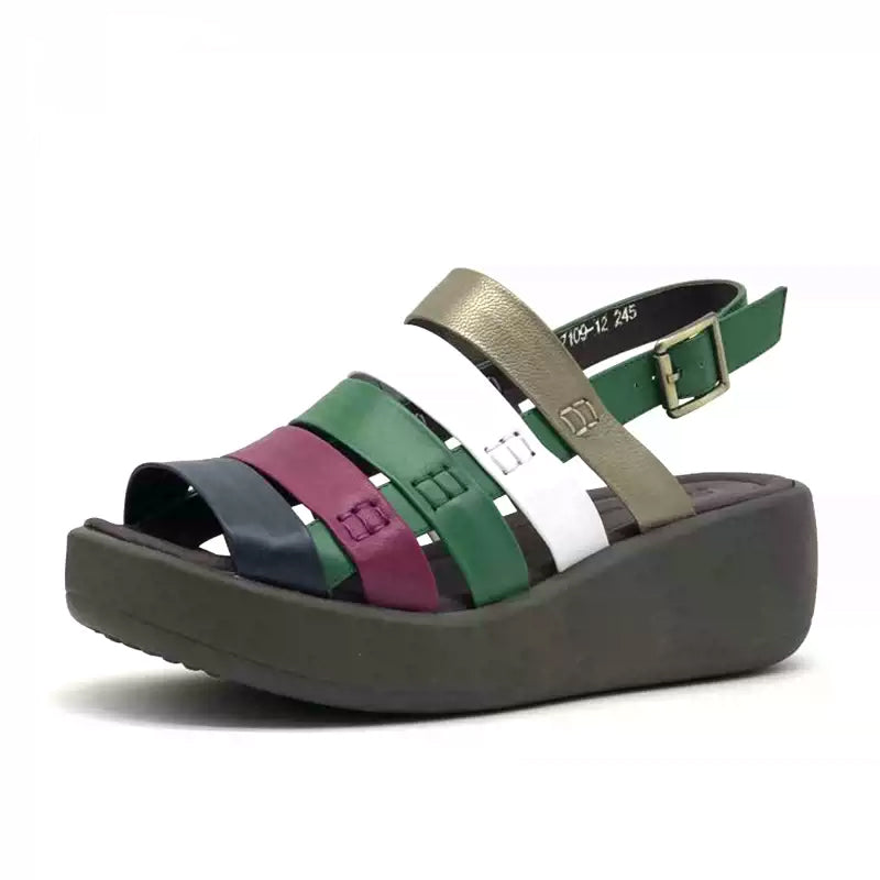 Elegante en gedetailleerde ondersteunende zomersandalen