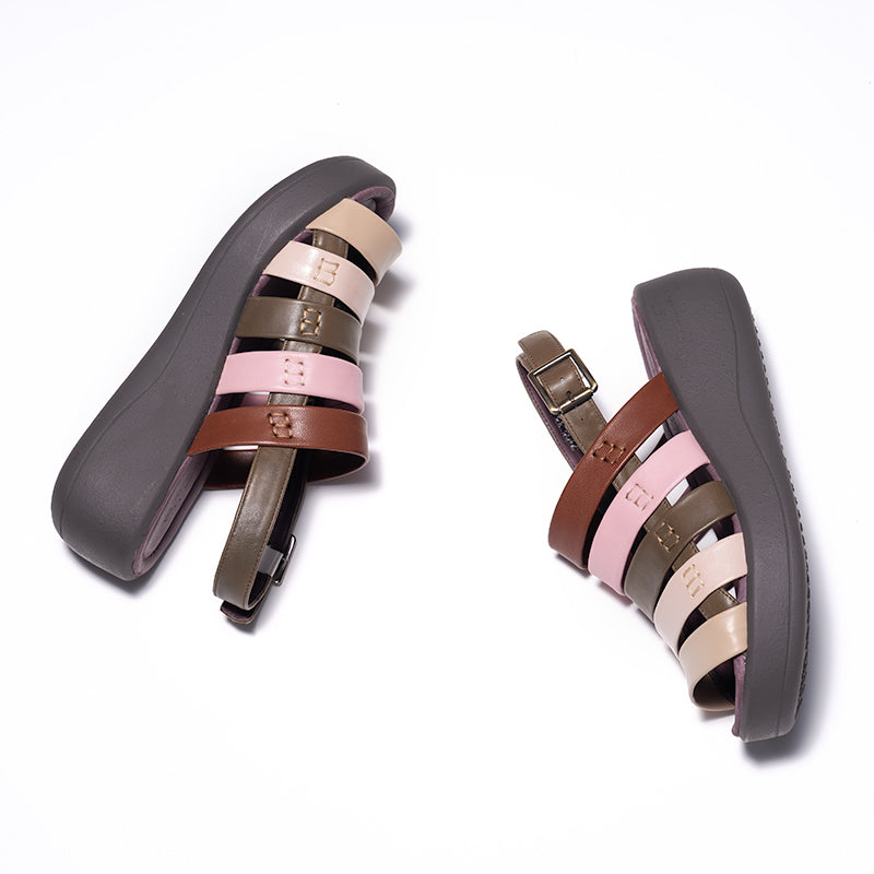 Elegante en gedetailleerde ondersteunende zomersandalen