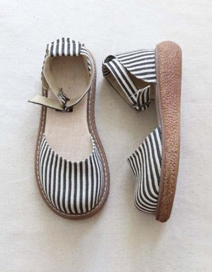 Elegante en gedetailleerde ondersteunende zomersandalen