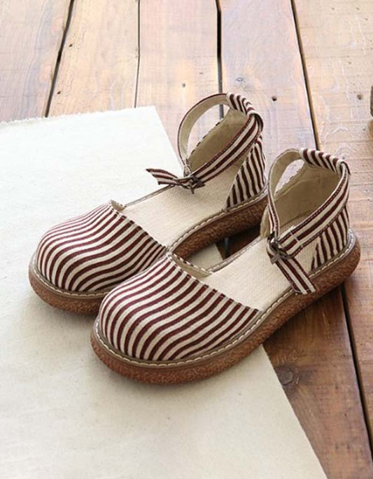 Elegante en gedetailleerde ondersteunende zomersandalen