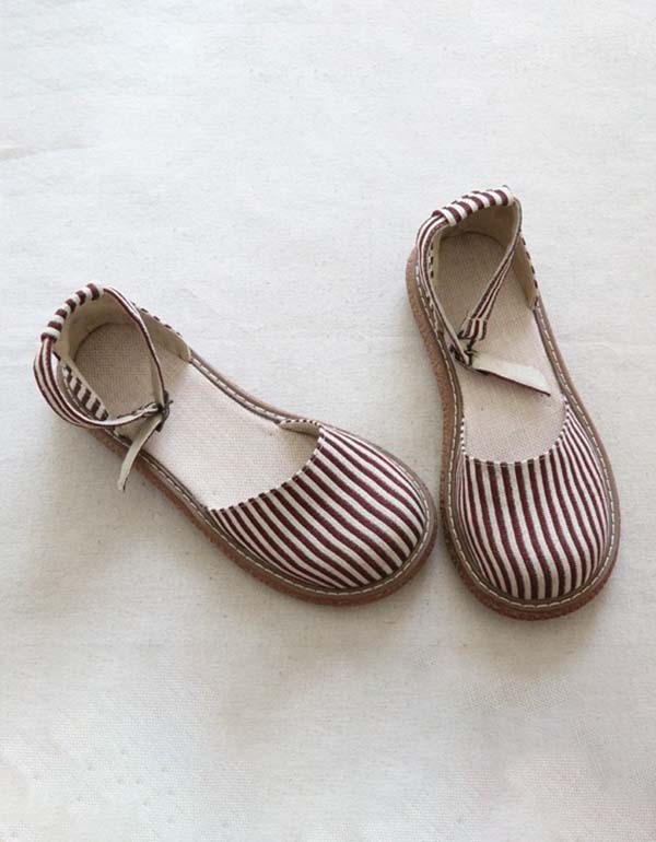 Elegante en gedetailleerde ondersteunende zomersandalen