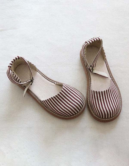 Elegante en gedetailleerde ondersteunende zomersandalen