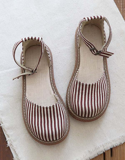 Elegante en gedetailleerde ondersteunende zomersandalen
