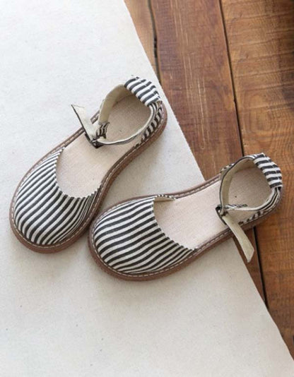 Elegante en gedetailleerde ondersteunende zomersandalen