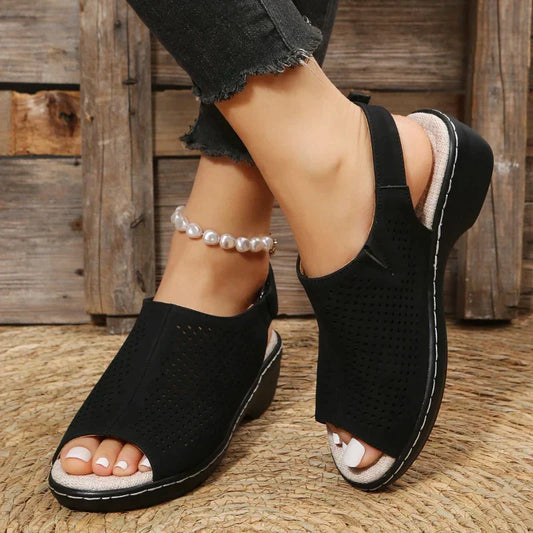 Elegante en gedetailleerde ondersteunende zomersandalen