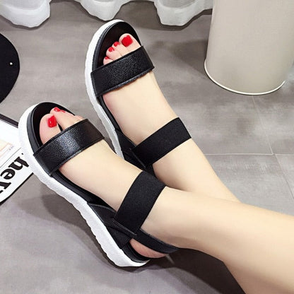 Sandalen met elastische gesp en dikke zool