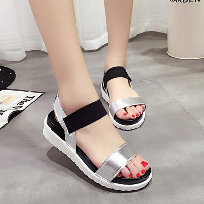 Sandalen met elastische gesp en dikke zool