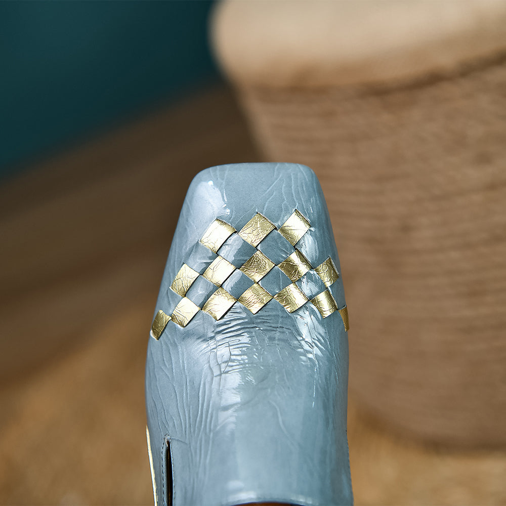 Elegante en gedetailleerde ondersteunende zomersandalen