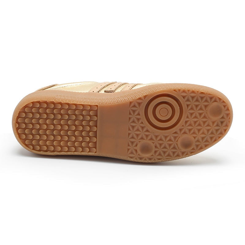 Elegante en gedetailleerde ondersteunende zomersneakers