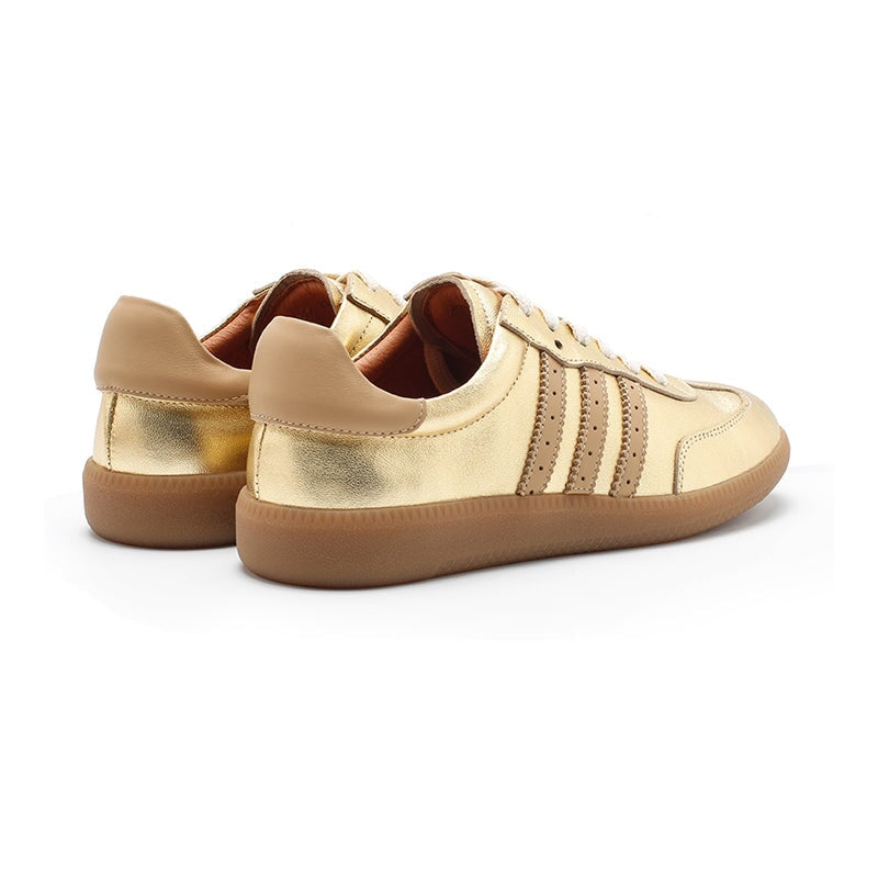Elegante en gedetailleerde ondersteunende zomersneakers